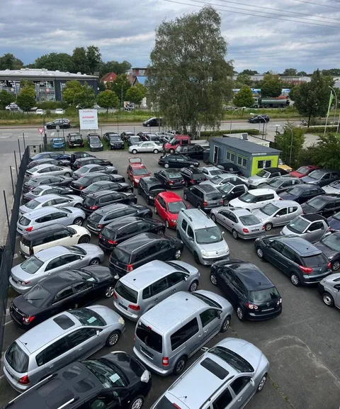 Luftbild des Autohofs am Südring mit den Fahrzeugreihen und dem Bürocontainer