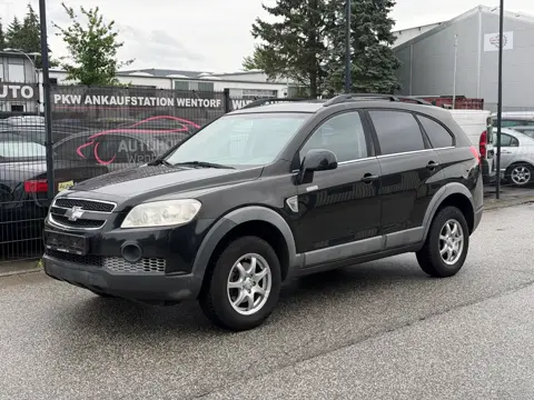 Chevrolet Captiva in Schwarz vor der Ankaufstation am Südring