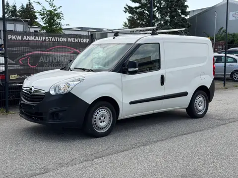Opel Combo Kastenwagen in Weiß vor der Ankaufstation am Südring
