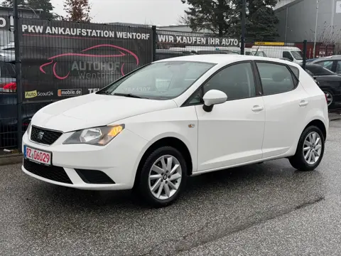 Seat Ibiza in Weiß vor der Ankaufstation am Südring