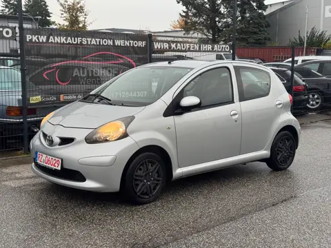 Toyota Aygo (X), Kleinwagen in Silber