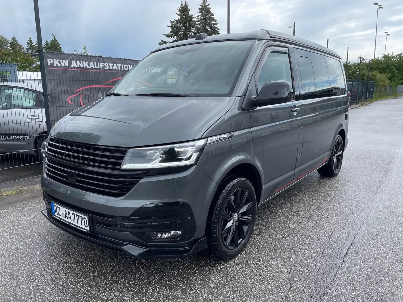 VW T6.1 California Beach Edition in Graphitgrau auf dem Hof